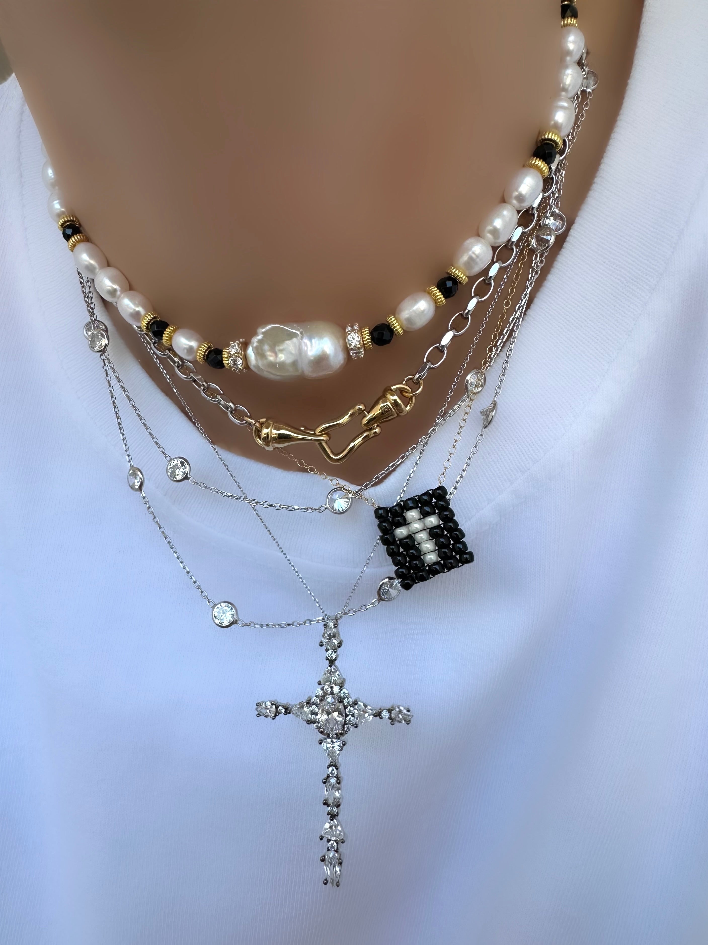 Collar Greta Cruz (Blanco sobre negro)