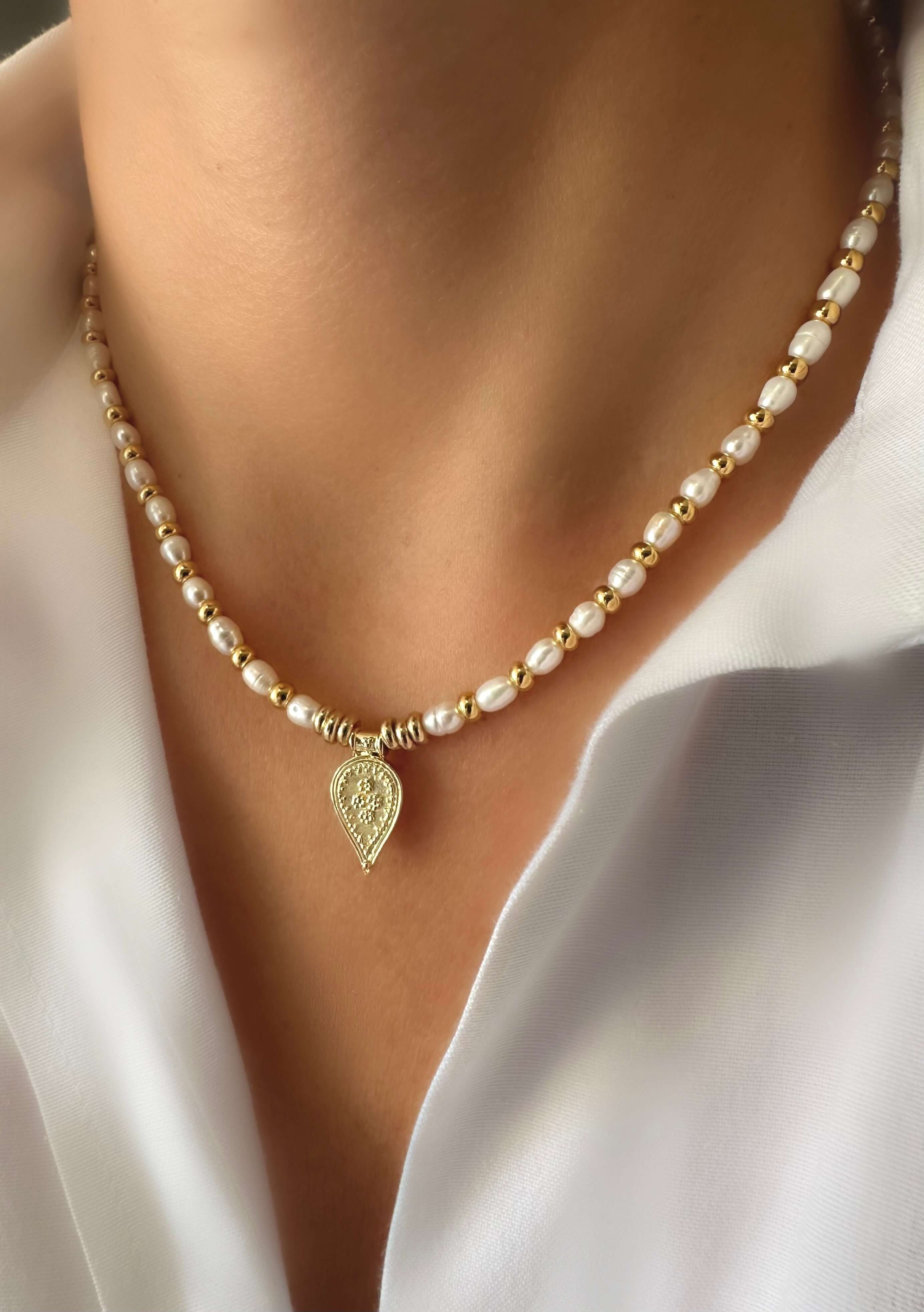 Collar Dolce Pearl Sullivan con perlas naturales de agua dulce y charm en oro de 18k, de LE MARSHAND™ diseñada en Mallorca.