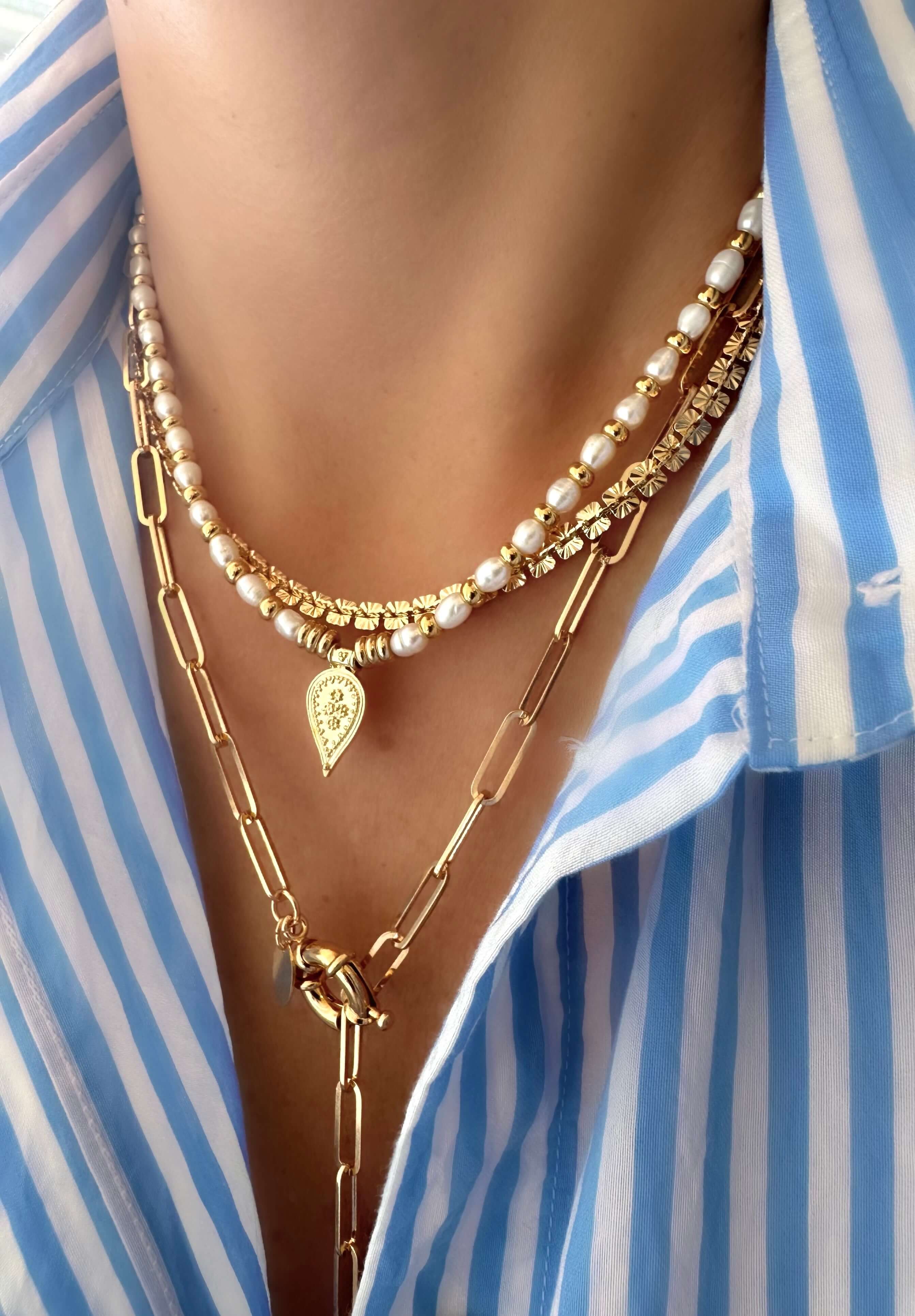 Collar Dolce Pearl Sullivan artesanal con perlas naturales y charms chapados en oro 18K, diseñado por LE MARSHAND™ en Mallorca