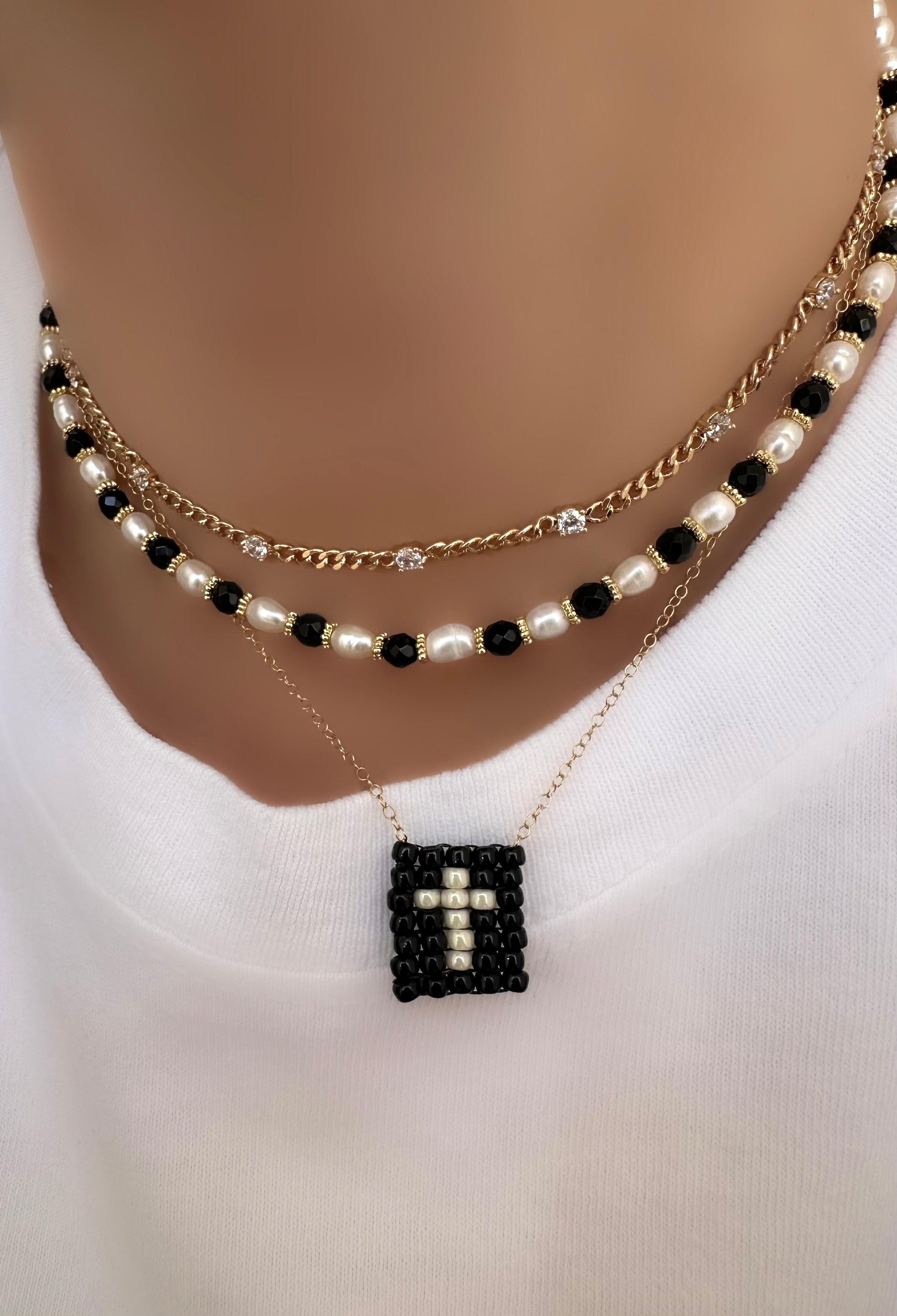Collar Greta Cruz (Blanco sobre negro)