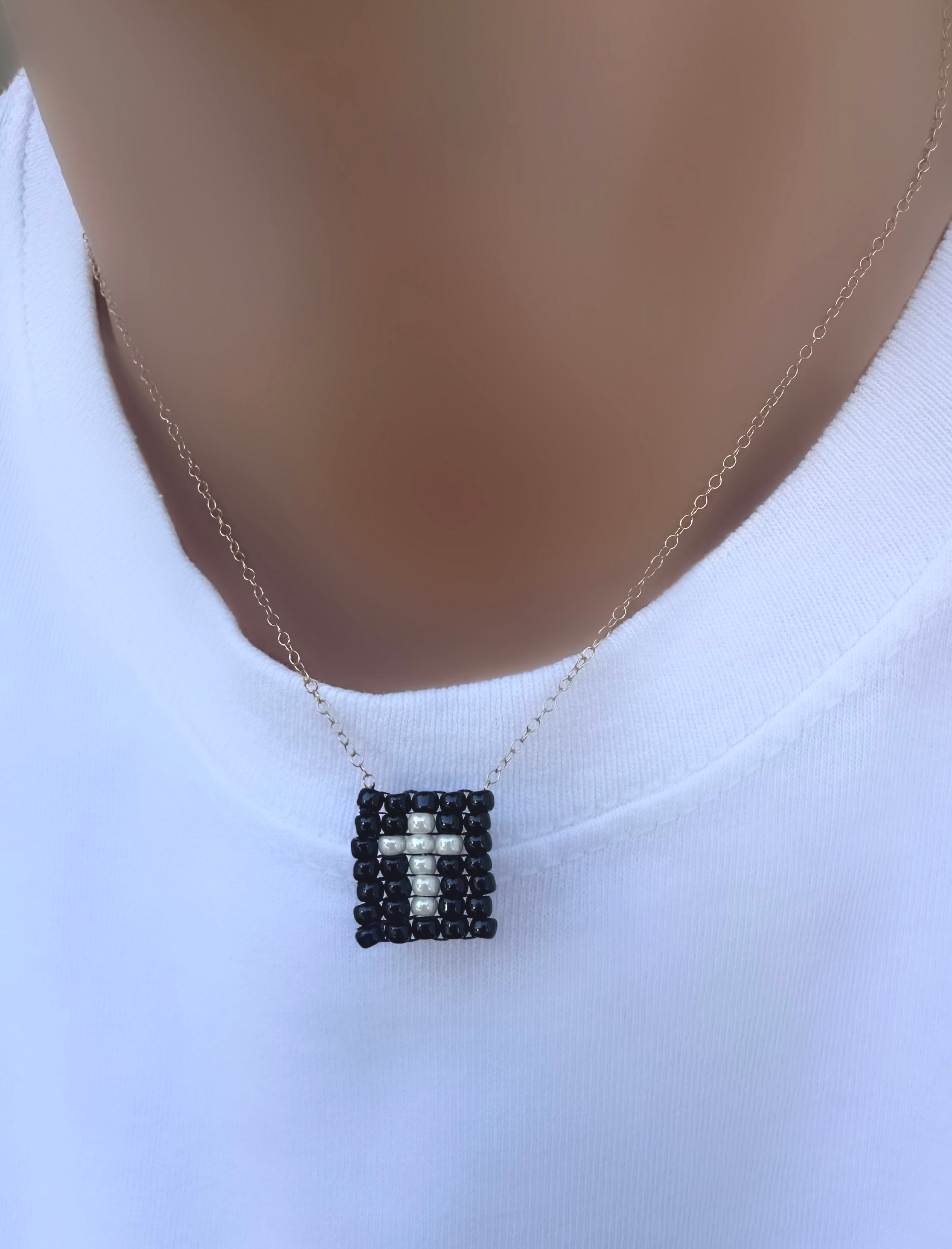Collar Greta Cruz (Blanco sobre negro)