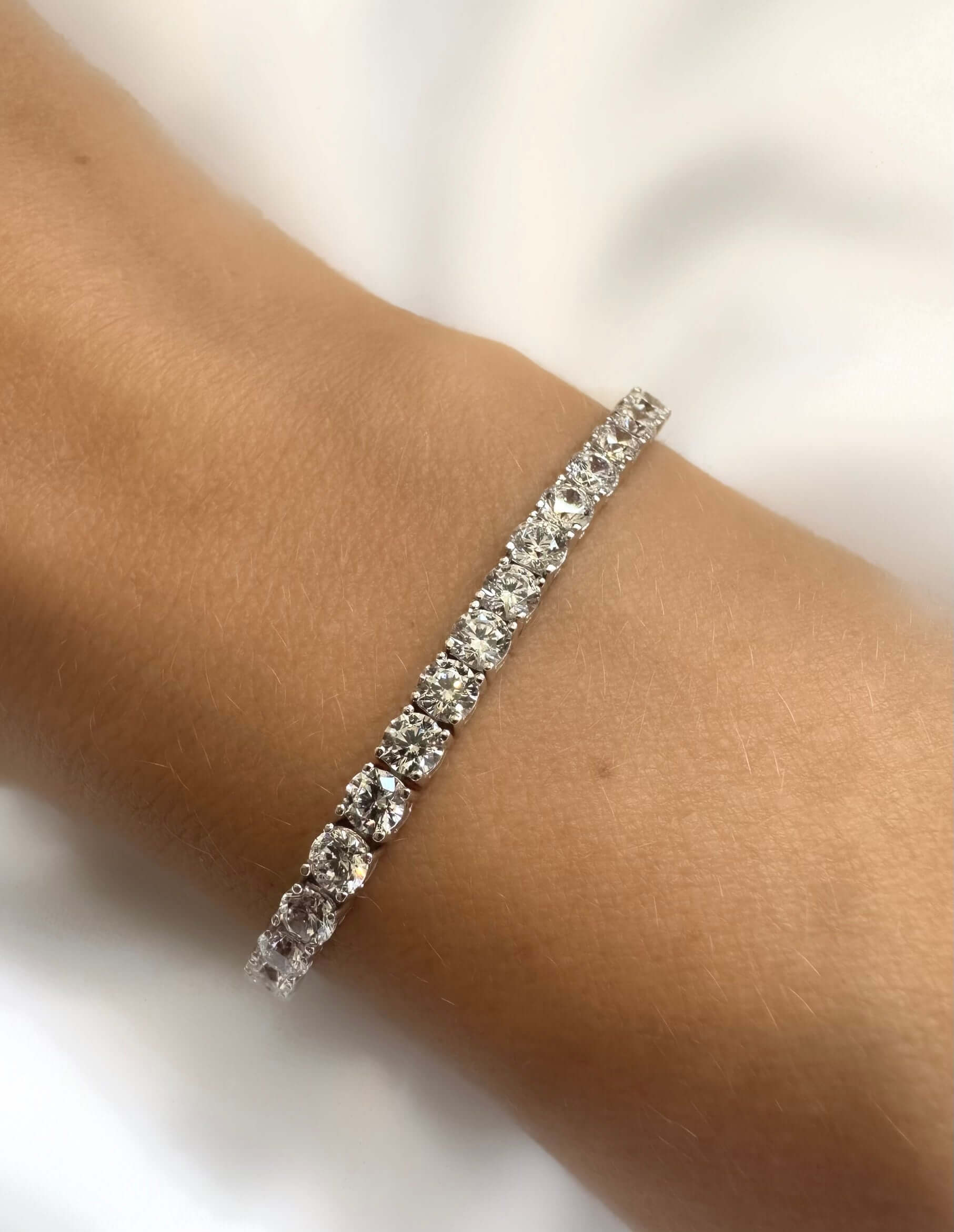 Pulsera Classic Riviere en Plata 925 con circonitas engarzadas de alta calidad, exhibida en una muñeca.