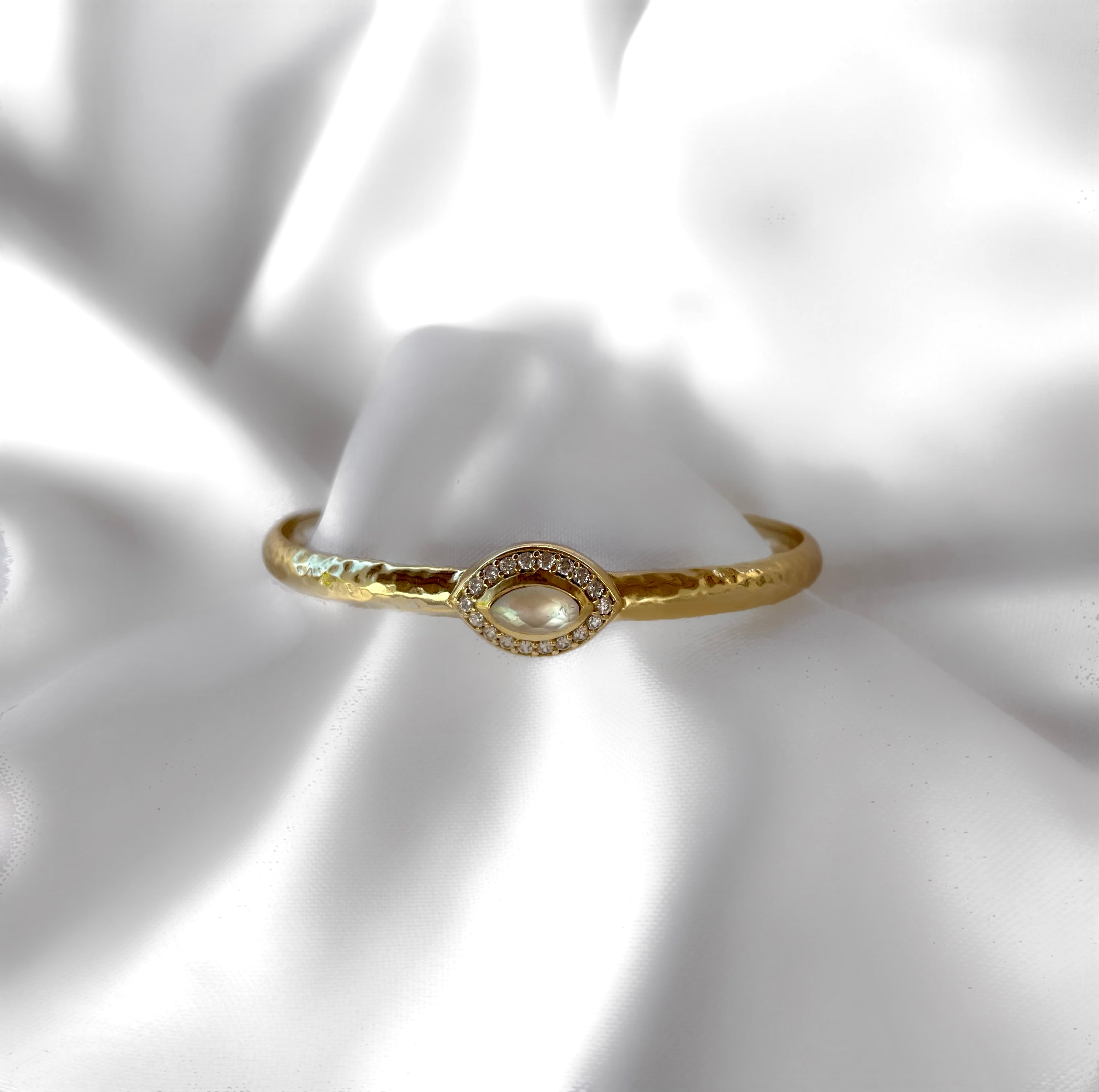 Le Marshand® - Joyería en plata 925, chapado en Oro 24K - Brazalete Magic Eye White - Diseños propios - Brazaletes, pulseras, collares y pendientes - Joyería online - Mallorca
