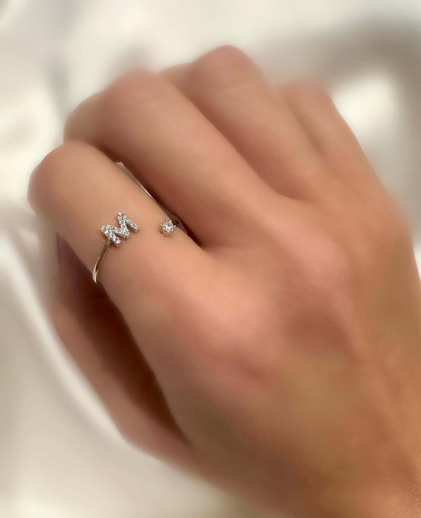 Le Marshand® - Joyería en plata 925, chapado en Oro 24K - Anillo Letras (Plata 925) - Diseños propios - Brazaletes, pulseras, collares y pendientes - Joyería online - Mallorca