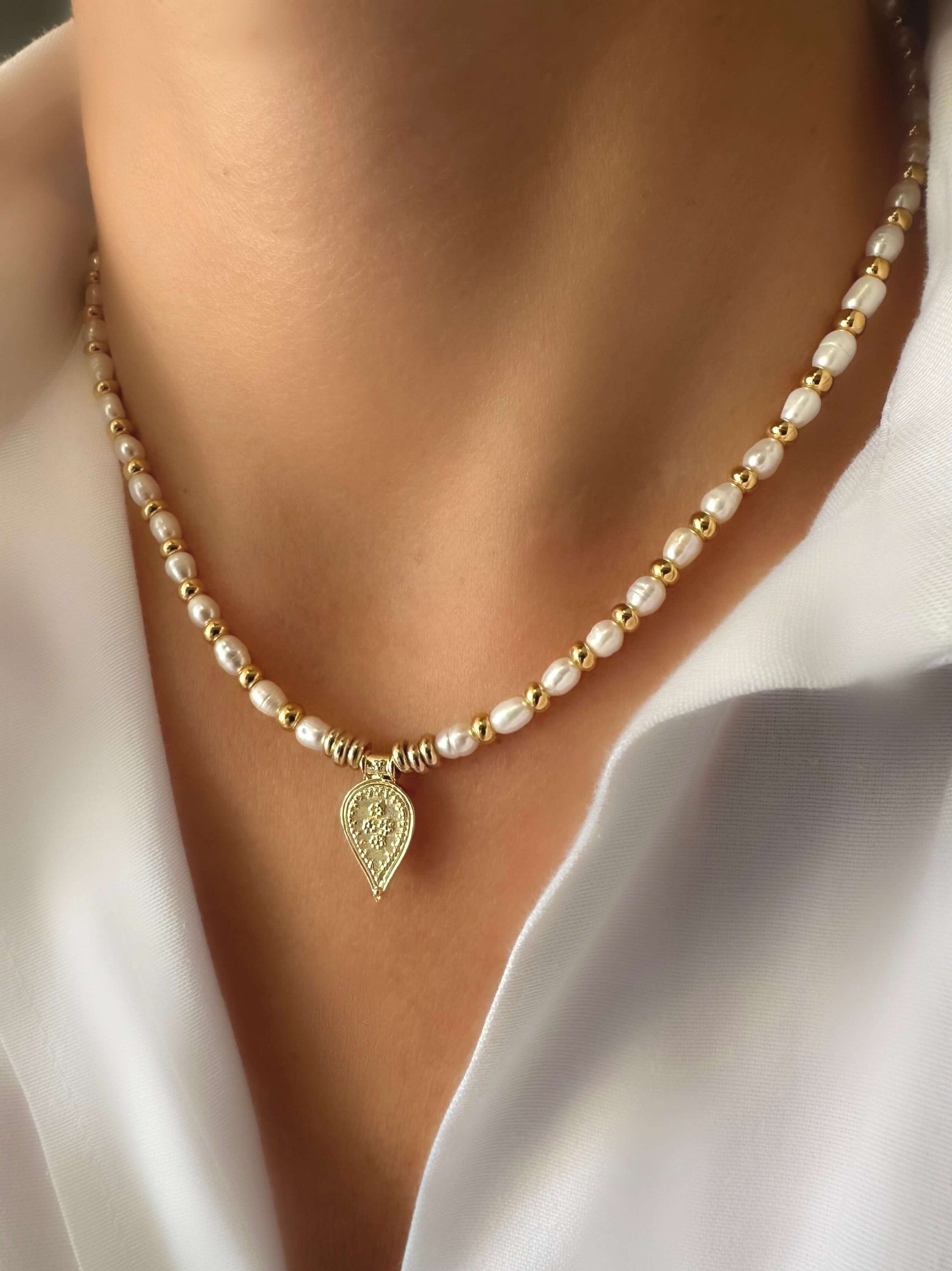 Collar Dolce Pearl Sullivan con perlas naturales de agua dulce y charm en oro de 18k, de LE MARSHAND™ diseñada en Mallorca.