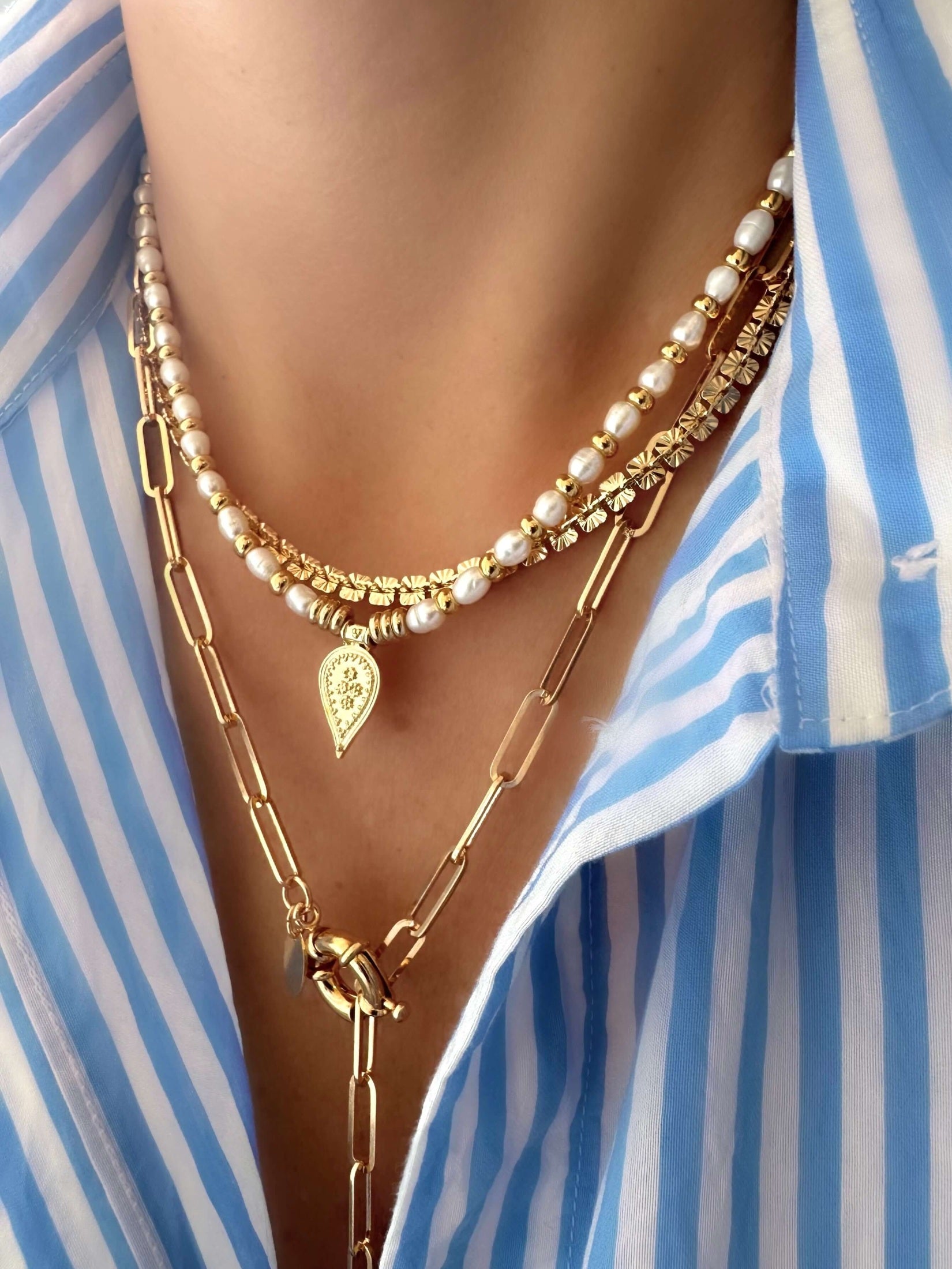 Collar Dolce Pearl Sullivan artesanal con perlas naturales y charms chapados en oro 18K, diseñado por LE MARSHAND™ en Mallorca