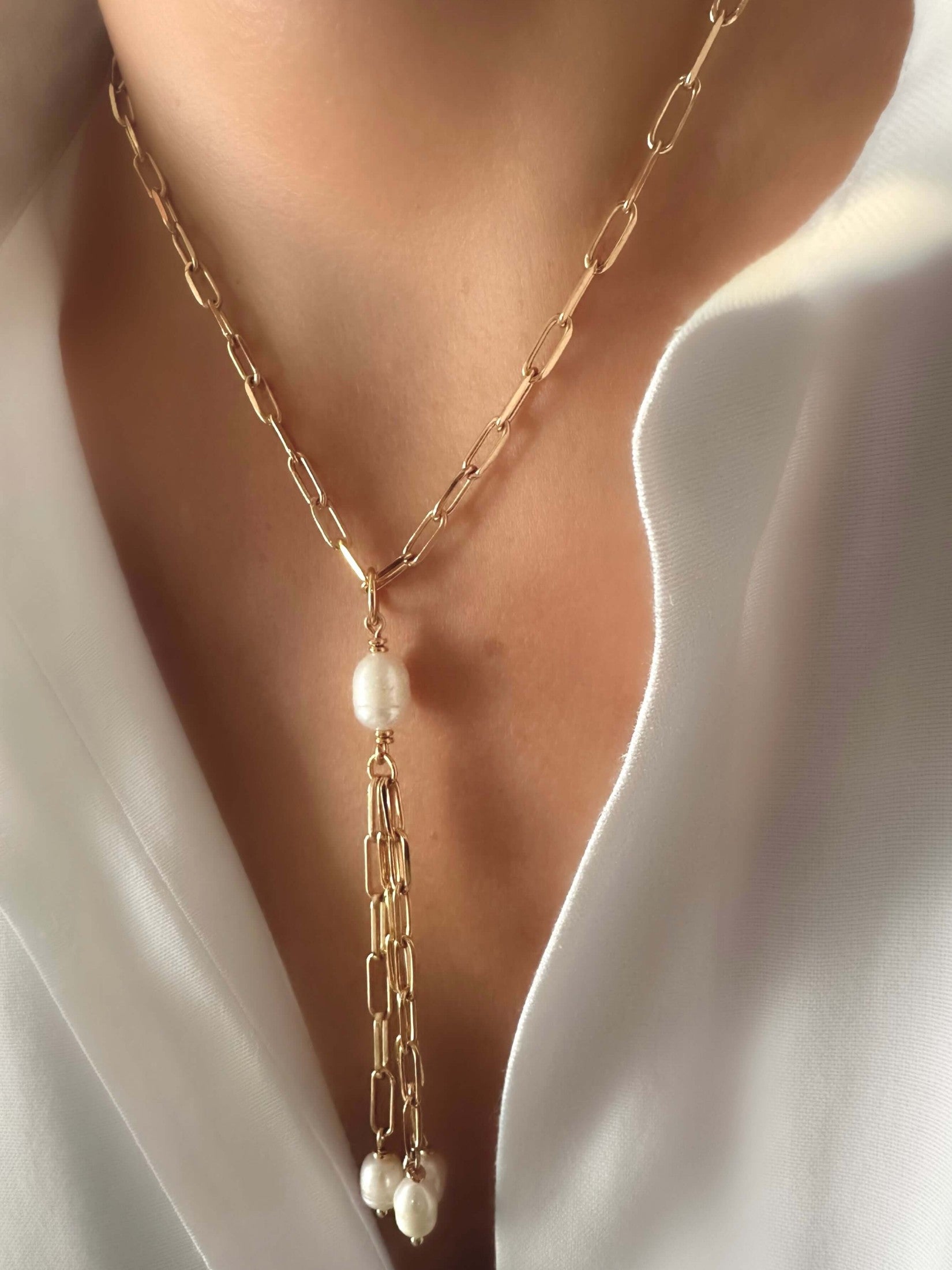 Elegante collar Dolce Pearl Ypsilon de 18k con perlas naturales y diseño ajustable, elaborado artesanalmente por Le Marshand™ en Mallorca.