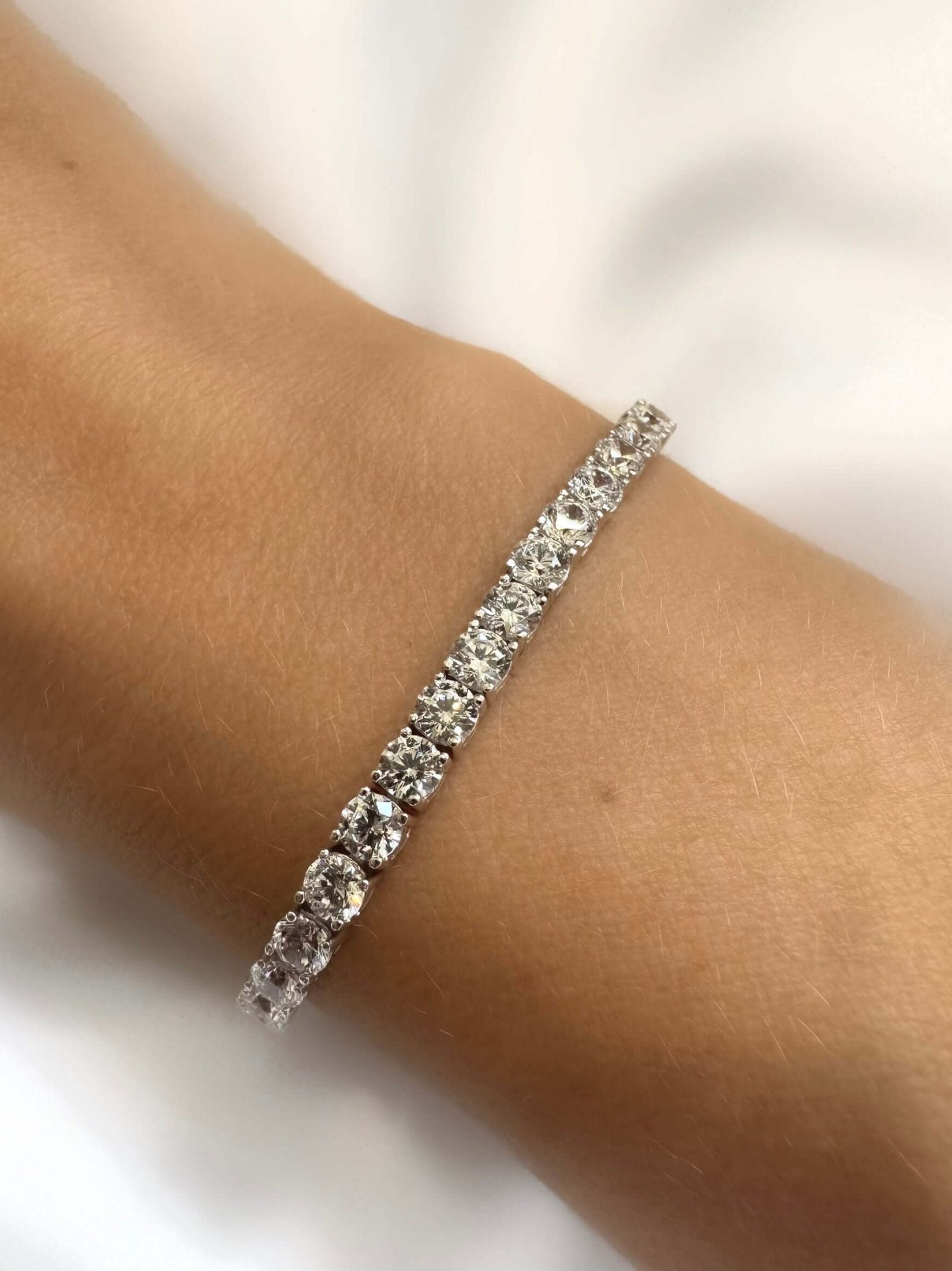 Pulsera Classic Riviere en Plata 925 con circonitas engarzadas de alta calidad, exhibida en una muñeca.