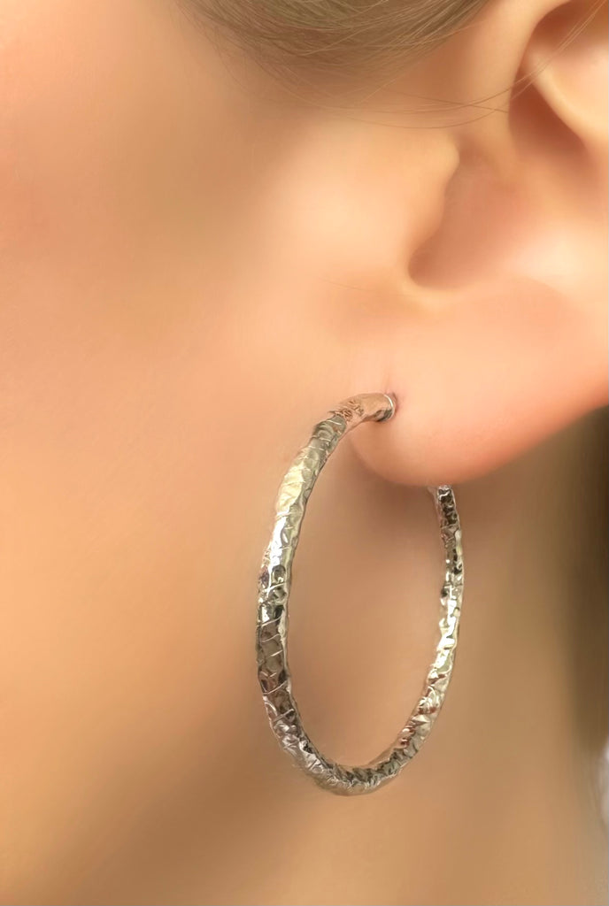 Le Marshand®  -  Joyería en plata 925, chapado en Oro 24K - Aros Martelé 40 Medium (Plata) - Diseños propios - Brazaletes, pulseras, collares y pendientes - Joyería online - Mallorca