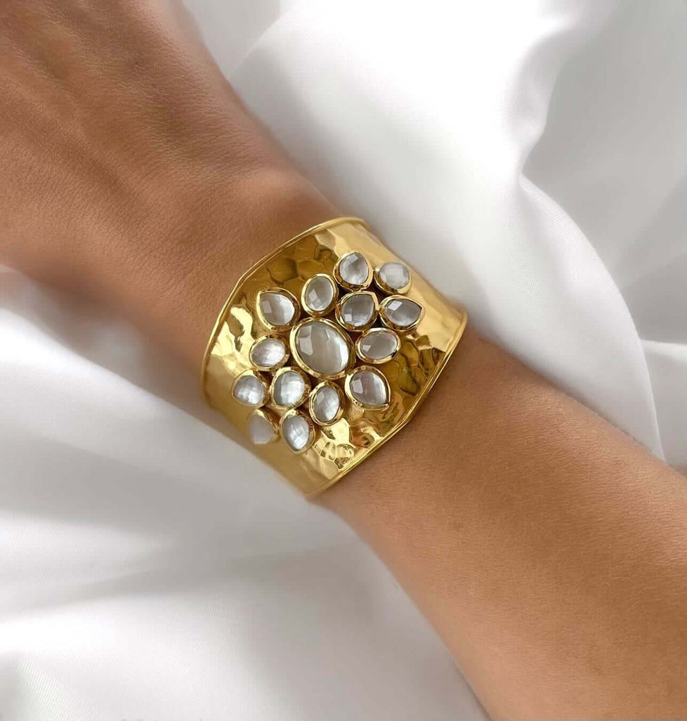 Le Marshand®  -  Joyería en plata 925, chapado en Oro 24K - Brazalete Flor Nacar y Cuarzo - Diseños propios - Brazaletes, pulseras, collares y pendientes - Joyería online - Mallorca