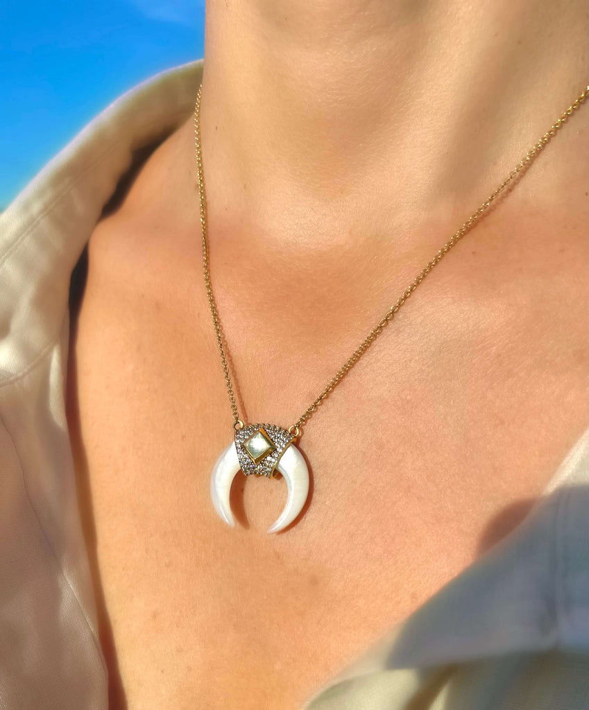 Le Marshand®  -  Joyería en plata 925, chapado en Oro 24K - Collar Cuerno Stones (Nácar) - Diseños propios - Brazaletes, pulseras, collares y pendientes - Joyería online - Mallorca