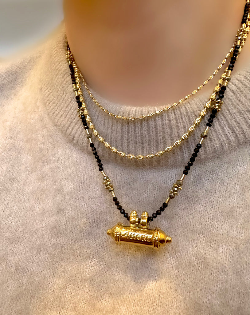 Le Marshand®  -  Joyería en plata 925, chapado en Oro 24K - Collar Amuleto Amore (Espinela negra) - Diseños propios - Brazaletes, pulseras, collares y pendientes - Joyería online - Mallorca