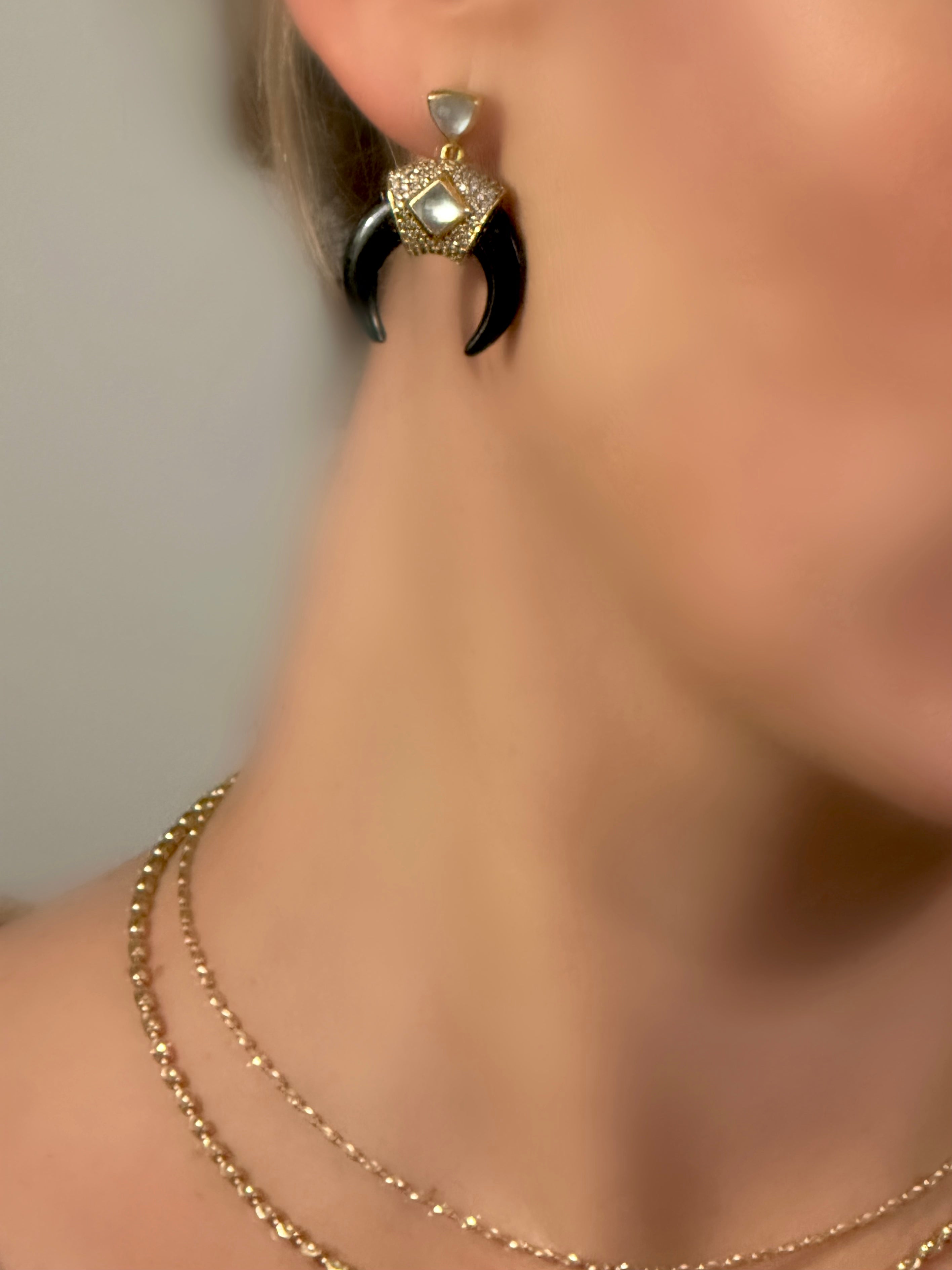 Le Marshand®  -  Joyería en plata 925, chapado en Oro 24K - Pendientes Cuerno Stones (Ónix) - Diseños propios - Brazaletes, pulseras, collares y pendientes - Joyería online - Mallorca