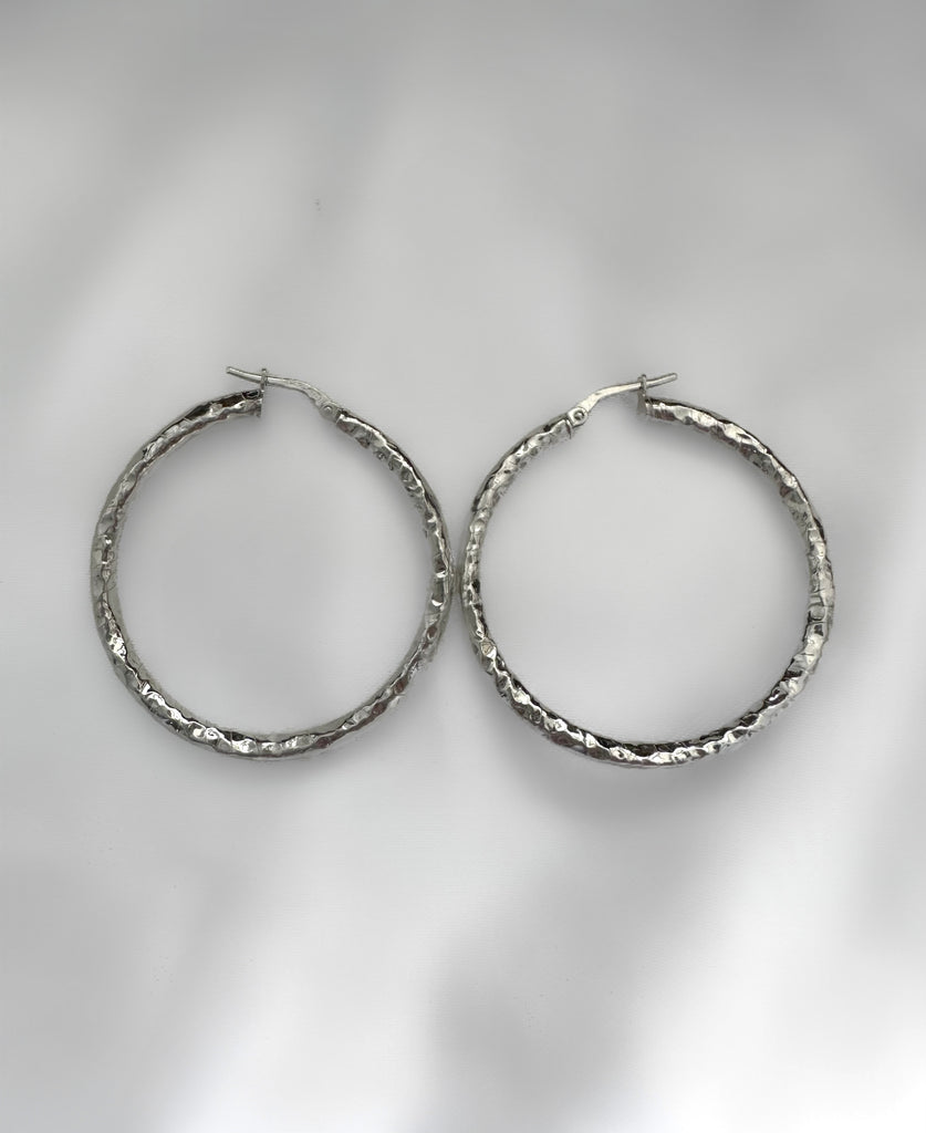 Le Marshand®  -  Joyería en plata 925, chapado en Oro 24K - Aros Martelé 40 Medium (Plata) - Diseños propios - Brazaletes, pulseras, collares y pendientes - Joyería online - Mallorca