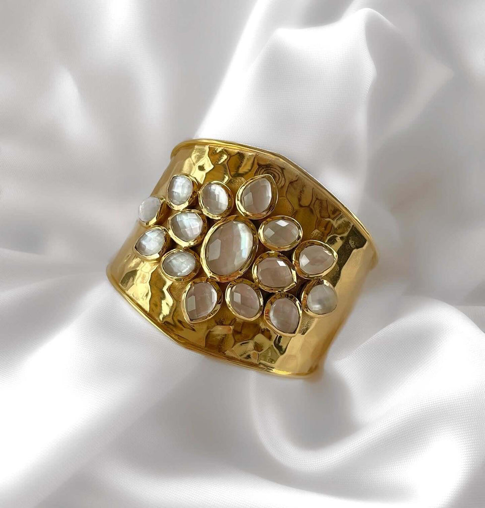 Le Marshand®  -  Joyería en plata 925, chapado en Oro 24K - Brazalete Flor Nacar y Cuarzo - Diseños propios - Brazaletes, pulseras, collares y pendientes - Joyería online - Mallorca